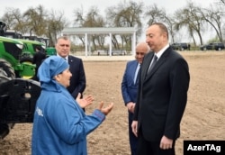 Prezident İ.Əliyev Saatlı rayonunun Qıraqlı kəndi ərazisindəki pambıq sahəsi ilə tanış olur. 2017